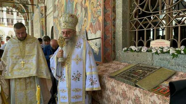 Изнесоха Чудотворната икона на Света Богородица от главния храм на Рилския манастир