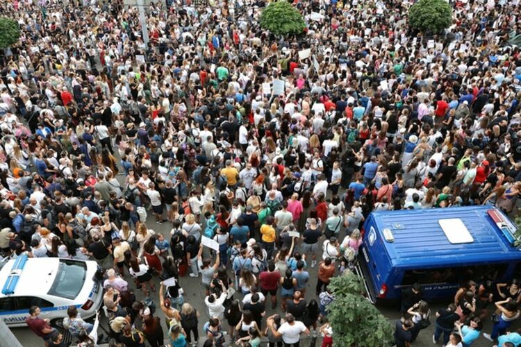 Протести в цялата страна в подкрепа за 18-годишното момиче, жертва на насилие в Стара Загора