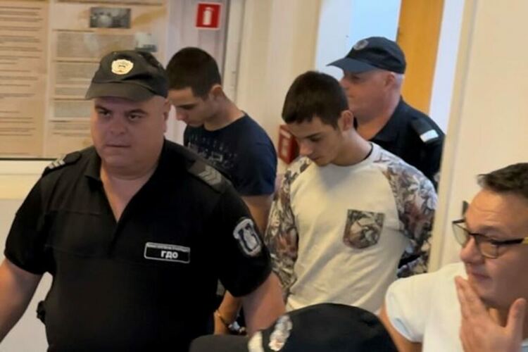 С „Убийци, ще ви изтръгнем езика!” посрещнаха в съда близнаците от Цалапица