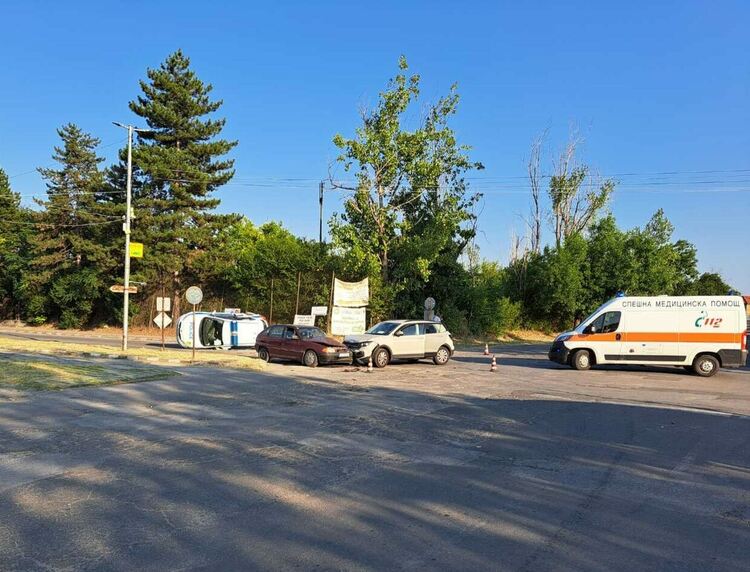 Шофьорка удари патрулен автомобил
