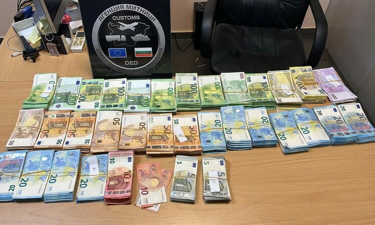 Откриха недекларирана валута за 396 740 лева в хладилен агрегат на тир