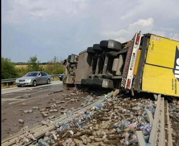ТИР се обърна на магистрала Тракия