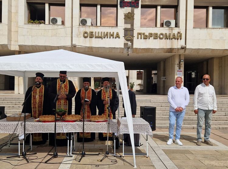 Тържествен водосвет и курбан за здраве събраха жителите на Първомай на площада
