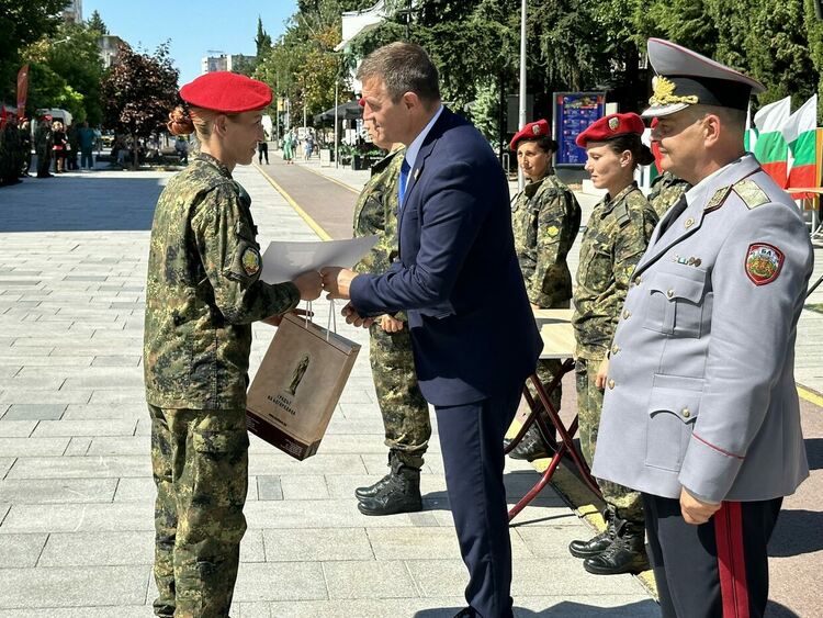 Военни от Хасково с награди от Станислав Дечев на празника на Втора тунджанска механизира бригада