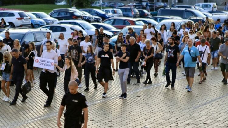 "Убийците се разхождат на свобода". Близки на загинали в катастрофи протестираха в София