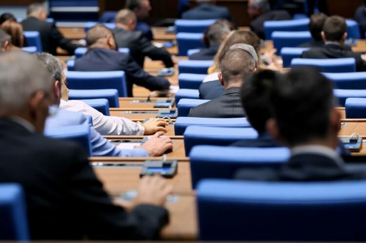 Трети ден депутатите разискват промените в антикорупционния закон (на живо)