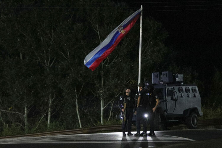 Въоръжени сърби се барикадираха в манастир в Косово след убийство на полицай