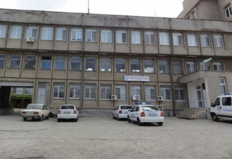 Навалица на нашенци пред Пътна полиция за смяна на книжки,откриват ново гише