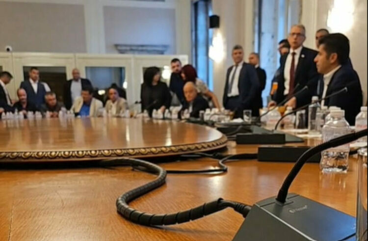 ''Слави избяга като бъзливец''. Пеевски крещи на Тошко Йорданов на срещата с миньорите