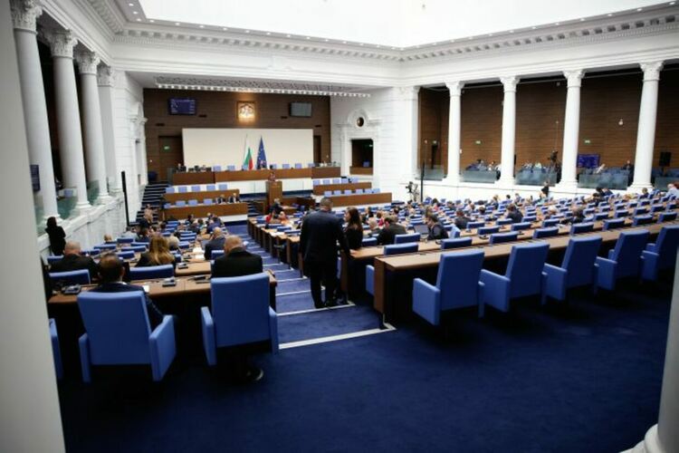 Парламентът гласува вота на недоверие срещу кабинета "Денков"