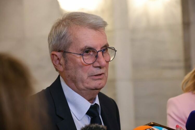 Здравният министър отговаря на въпроси на депутати за електронните рецепти