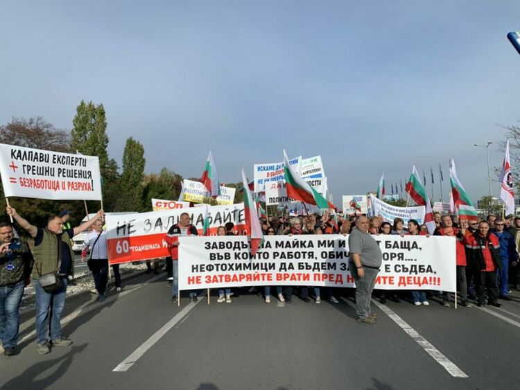 Протест на работници от "Лукойл" блокира изхода на Бургас към София