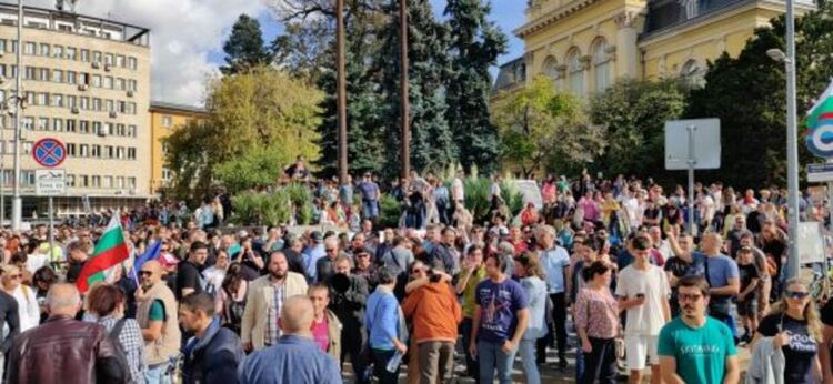 Протест пред Народното събрание. Денков призова ЦИК да преразгледа решението си за машинното гласуване