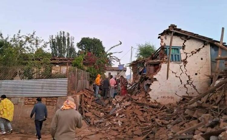 Поне 128 загинаха при силен трус в Непал