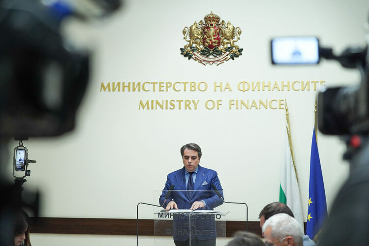 Василев представи проекта на Бюджет 2024: Скок на заплати и пенсии, спад на инфлацията