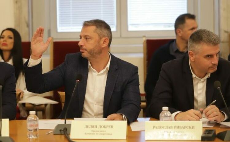 Кой игра карти с Лукойл“. ПП-ДБ отказа исканата от ГЕРБ отмяна на дерогацията за внос на руски петрол