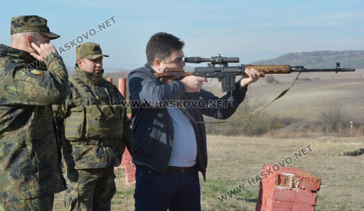Кмет, областен управител, полицаи и военни в турнир по стрелба