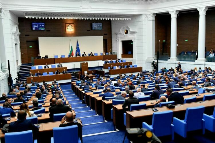 ГЕРБ-СДС и ДПС не участваха в гласуването на вота на недоверие към кабинета "Денков"