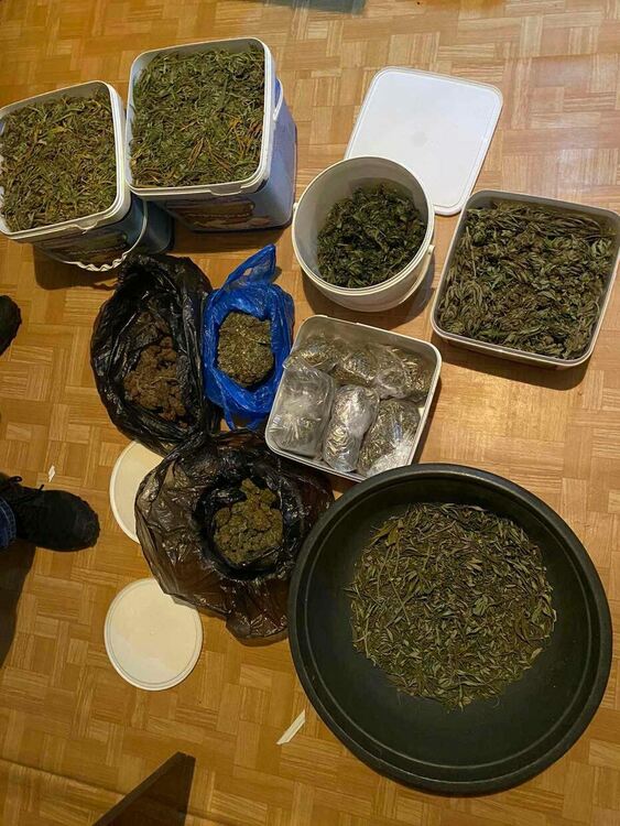 Спипаха четирима мъже с дрога при полицейска акция