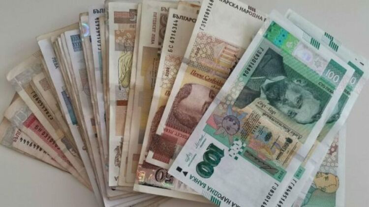 Задигнаха 33 000 лева, скрити в стара печка в мазе на къща