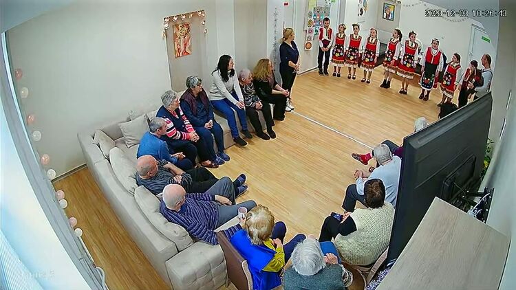 Деца зарадваха възрастни от социален дом