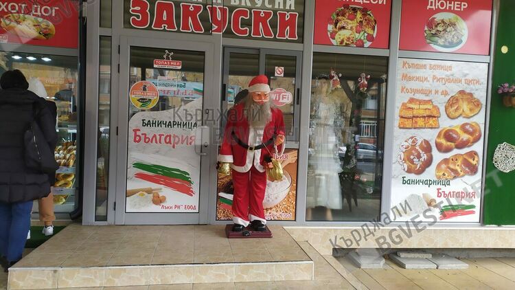 Кърджали си има Дядо Коледа-робот, приветства деца и възрастни