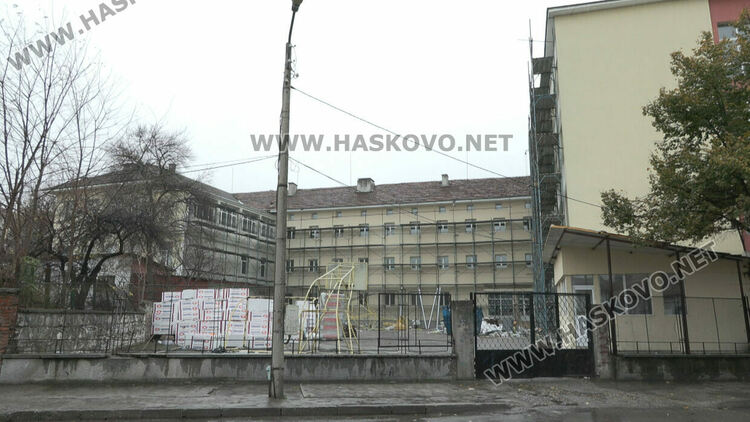 Заради ремонт местят учениците от 2 хасковски гимназии на 18 декември