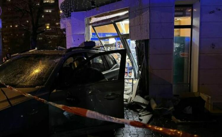 Кола се вряза в столичен магазин на заден ход, има пострадали
