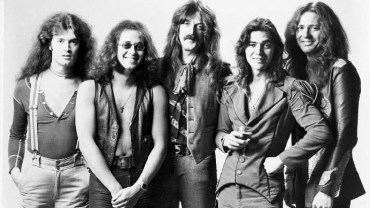 Каква е реалната история зад песента "Smoke On The Water" на Deep Purple