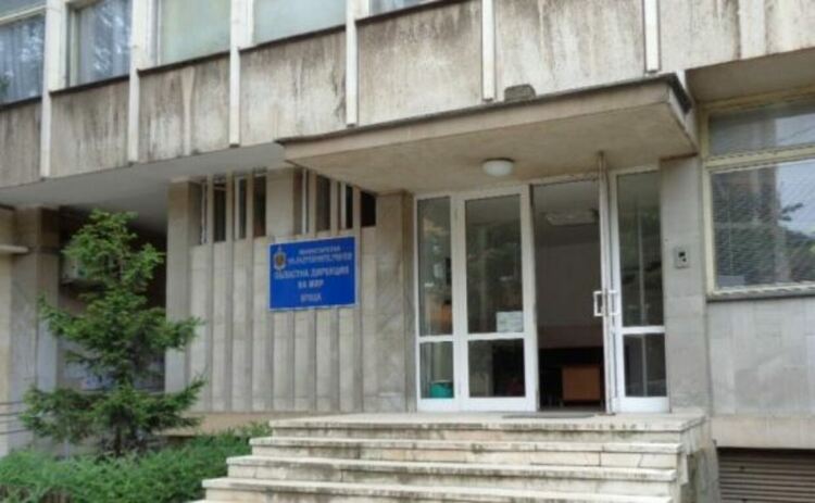 7-годишно дете живяло в кокошарник, пастрокът му го биел