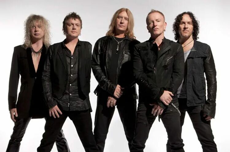 Def Leppard споделиха  видео от изпълнението на групата „Pour Some Sugar On Me“ от 11 ноември на Giants Stadium в Сидни 