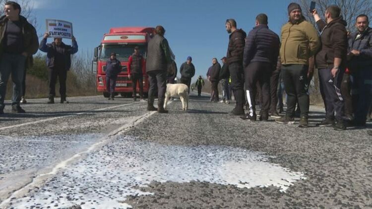Агроведомството се „оплете“ в помощ за ток за едрите фермери. Земеделците пак плашат с протести