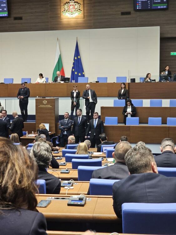Парламентът отново се превръща в цирк! От Възраждане пазят ПСА и кабелите на тонколоните в залата