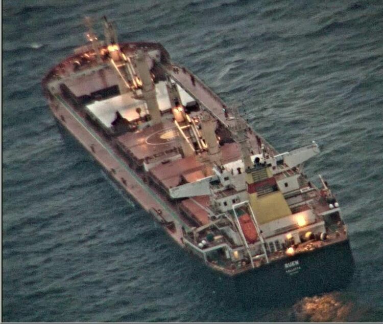 Един от българските моряци на „Руен” е приет в болница