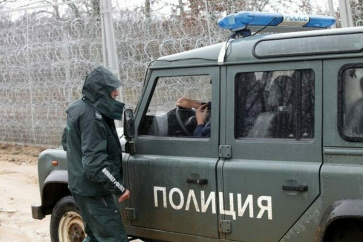 Задържаха 28-годишен за трафик на мигранти, ударил полицейски автомобил при гонка