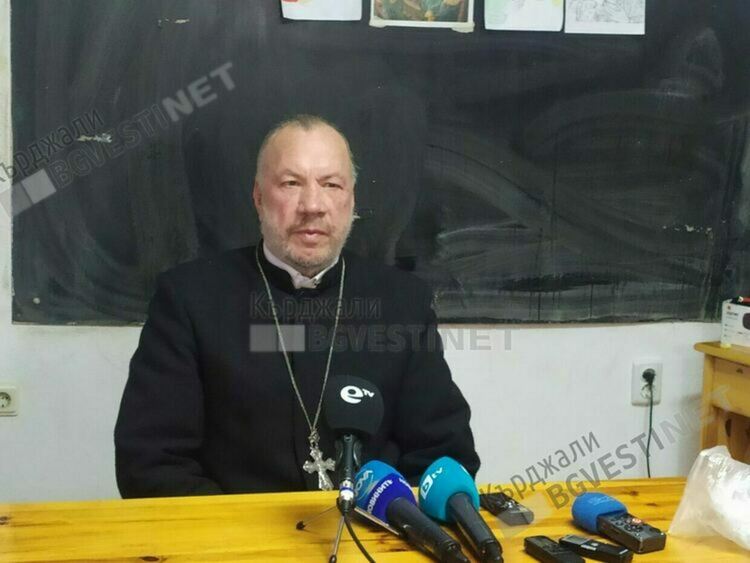 Отец Боян Саръев е тежко болен,желае крепко здраве на родопчани