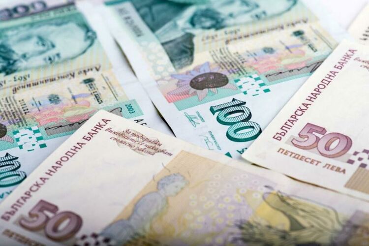 Минималната работна заплата става 933 лв., от юли се променят и пенсиите