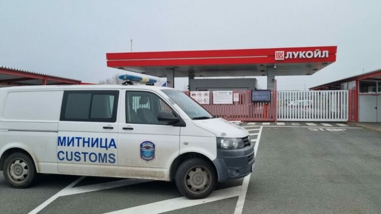 Митничари проверяват руския петрол в складовете на „Лукойл“