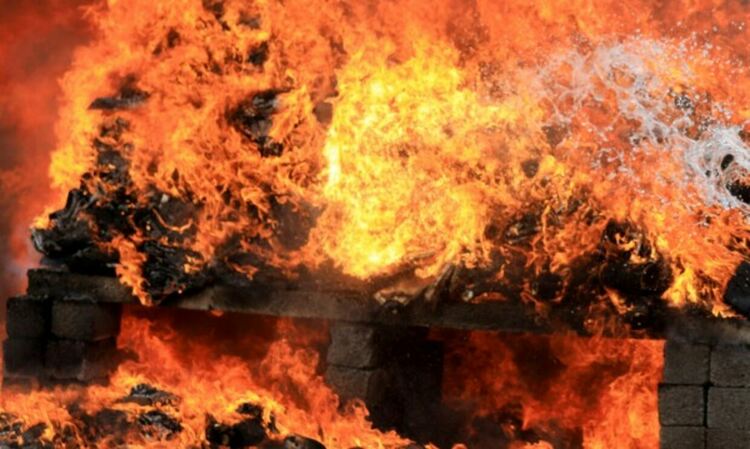 Три пожара с материални загуби са гасени в Перник и Радомир през почивните и празнични дни