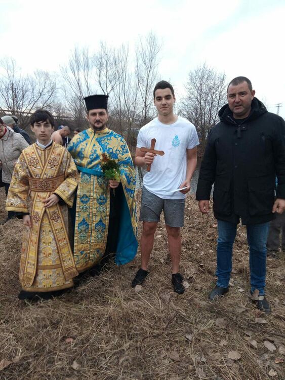 15 младежи скочиха за кръста в кв. Дебър, Йордан Начев го спаси
