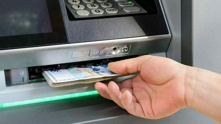Мъж задигна забравени пари на банкомат, младеж открадна велосипед