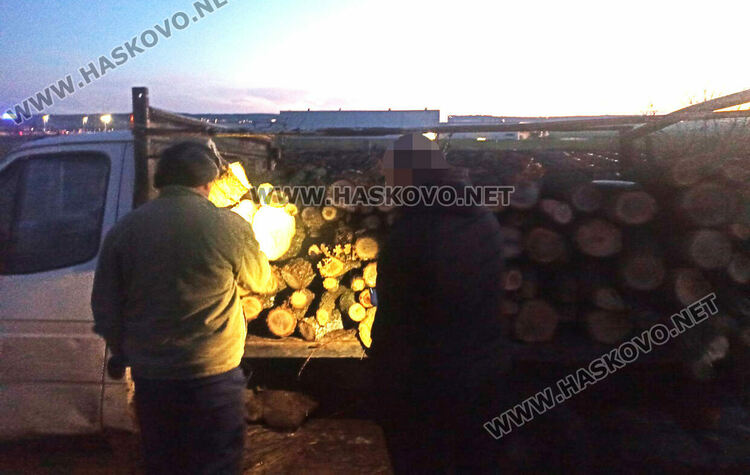 Задържаха камион с 4.2 кубика незаконни дърва, глобиха водача