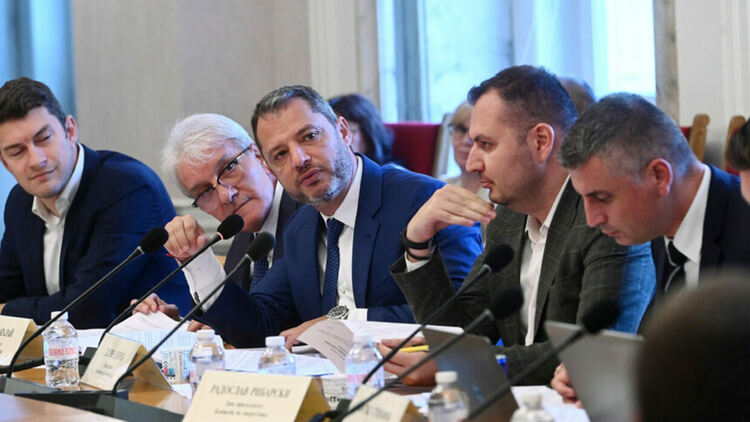 Енергийната комисия премахна „грешка“ в полза на „Лукойл“ от закон