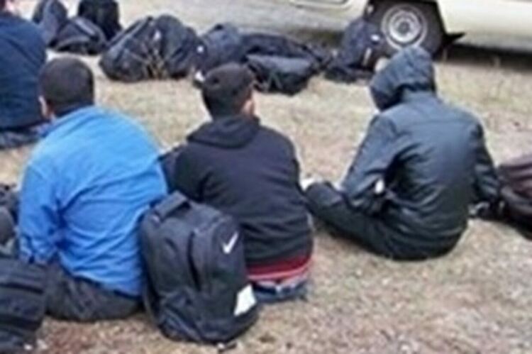 Заловиха миниван с нелегални мигранти край Русе 