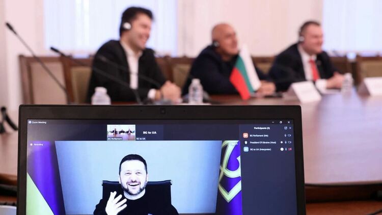 Зеленски благодари на Петков, Борисов и Пеевски за подкрепата за Украйна