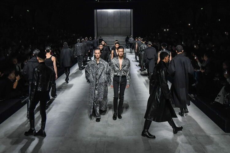 Fendi показа мъжка колекция, вдъхновена от британската принцеса Ана, а Prada внесе природата на закрито