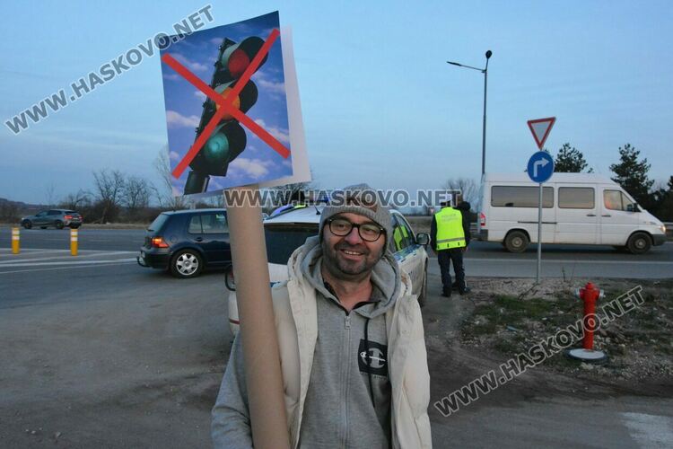Георги Пеев сам на протест срещу поставянето на светофар за търговския център между Хасково и Димитровград