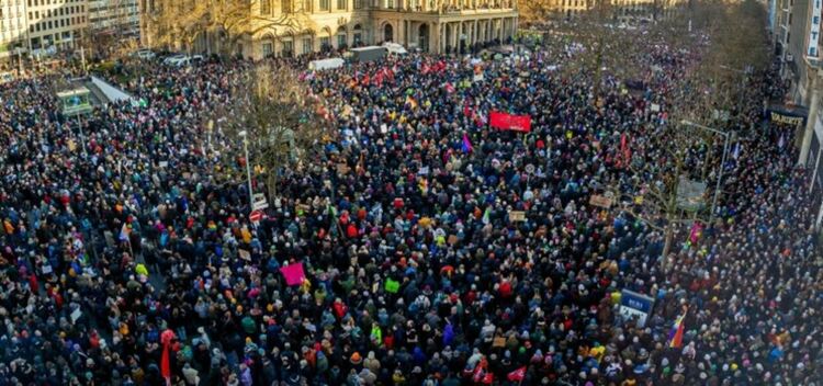 Демонстрация срещу крайната десница събра 35 000 души в Хановер, протестите обхващат Германия