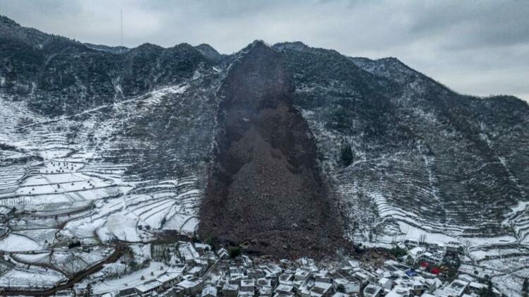 Мощен трус в Китай: Хора нощуваха на улиците по пижами при минусови температури