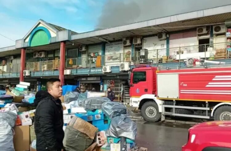 Ужасен пожар евакуира китайски търговци в Белград